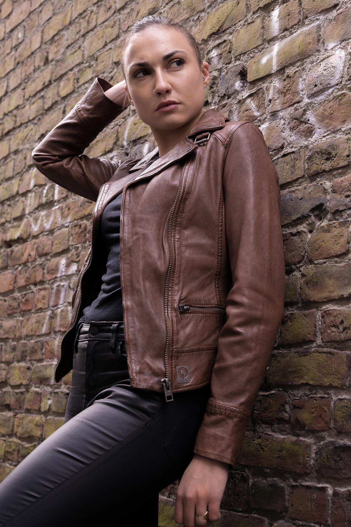 Slim tan lambskin biker jacket with a vintage, feminine fit. - Image n°4