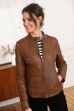 Soft tobacco sheepskin jacket, slim fit with zip pockets. - Image n°4