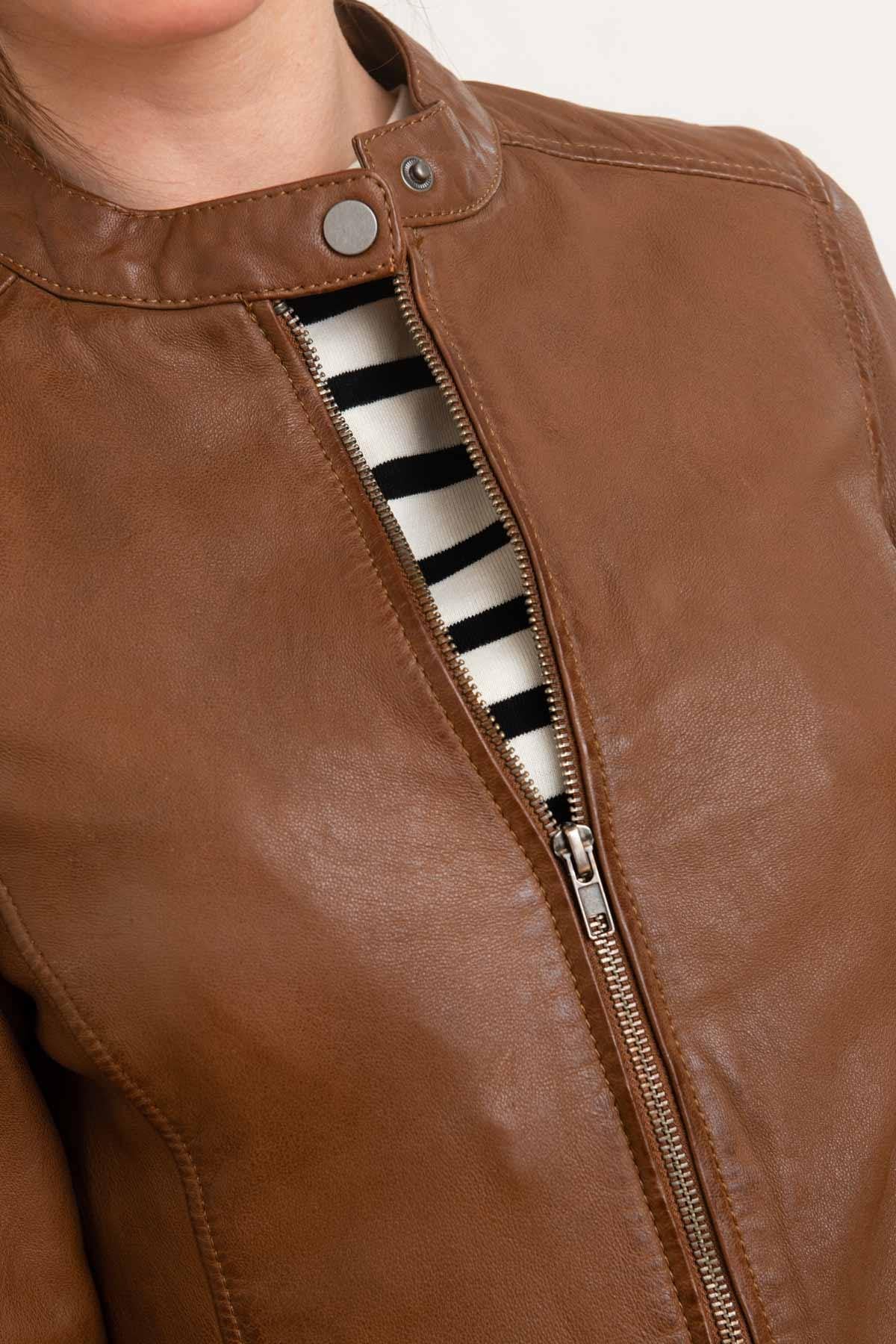 Soft tobacco sheepskin jacket, slim fit with zip pockets. - Image n°7