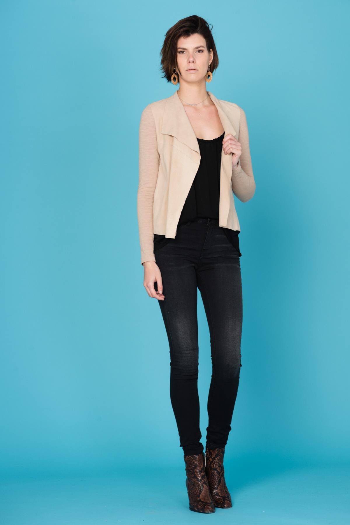 Soft goatskin and cotton blend in a breezy beige summer jacket. - Image n°2