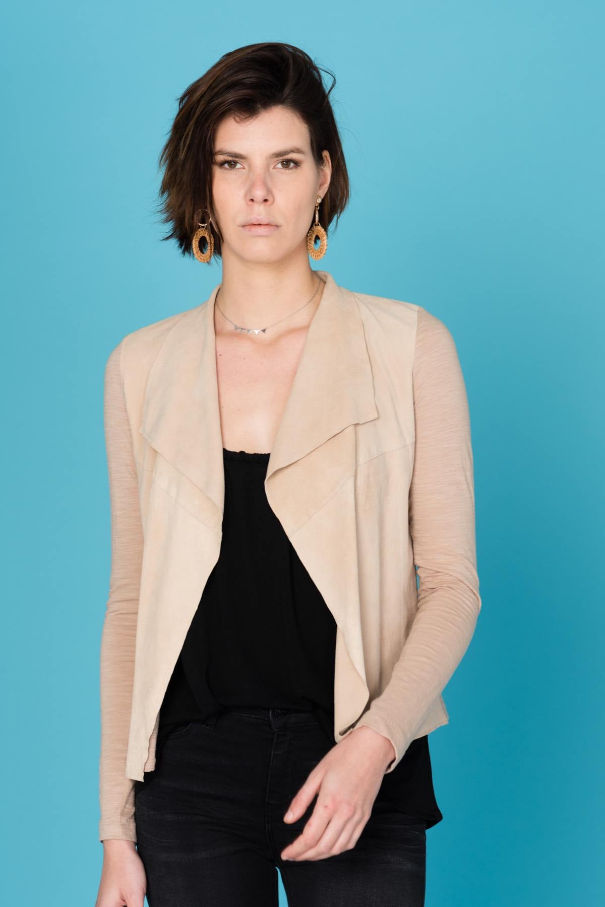 Soft goatskin and cotton blend in a breezy beige summer jacket. - Image n°4