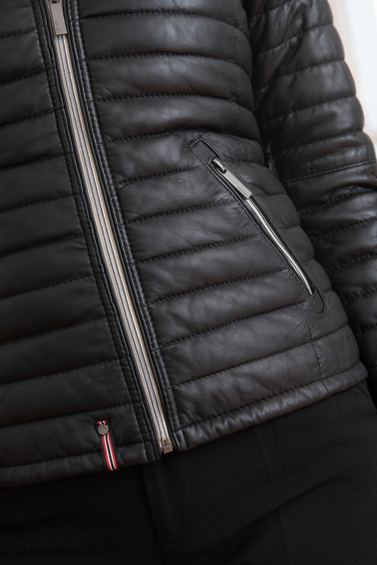 Black sheepskin jacket with glossy quilted look. Racoon fur hood trim. - Image n°8