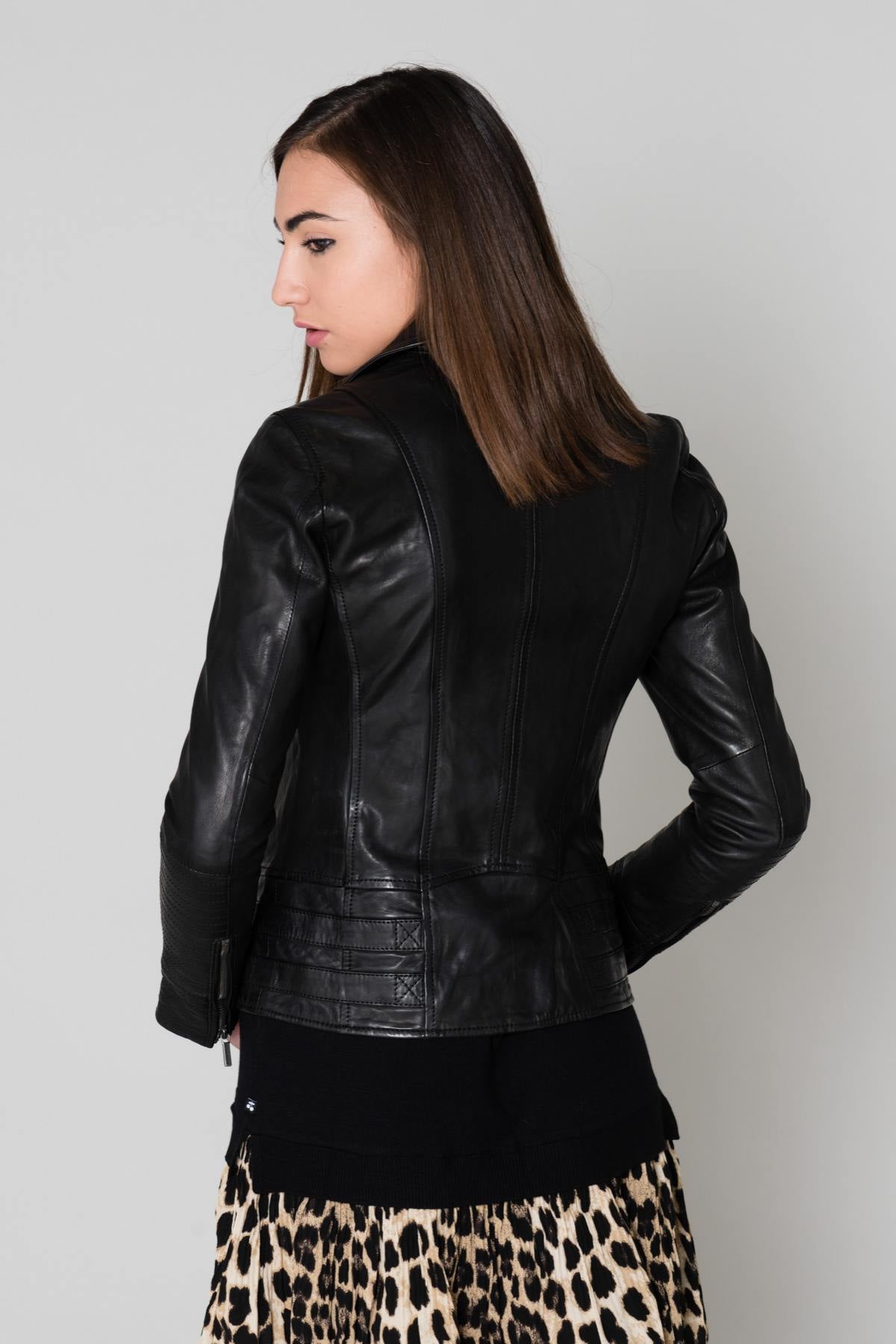 Slim black sheep leather biker jacket, mid-length and lightweight. - Image n°5