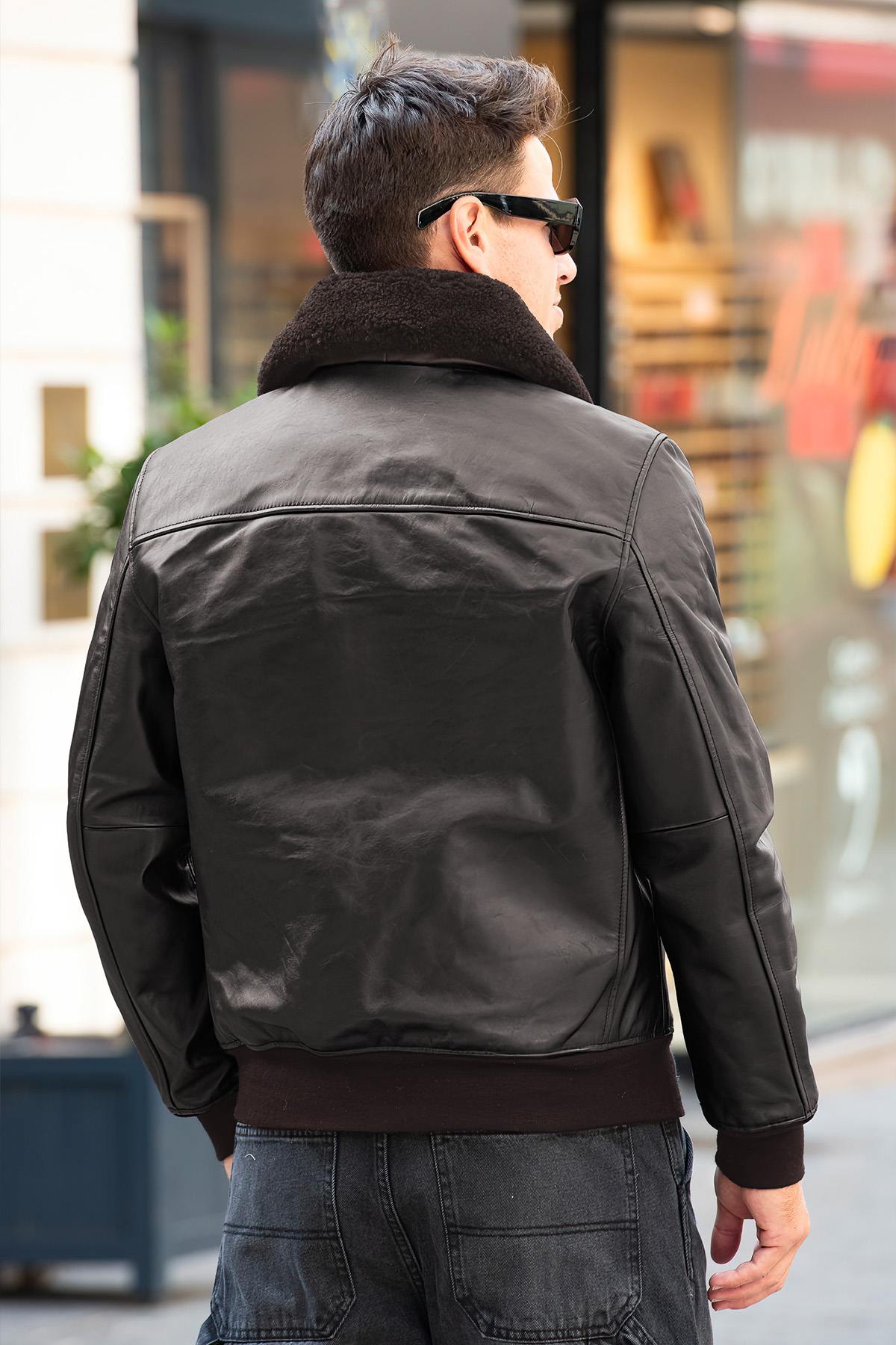 Schott's cowhide aviator jacket with removable shearling collar. - Image n°5
