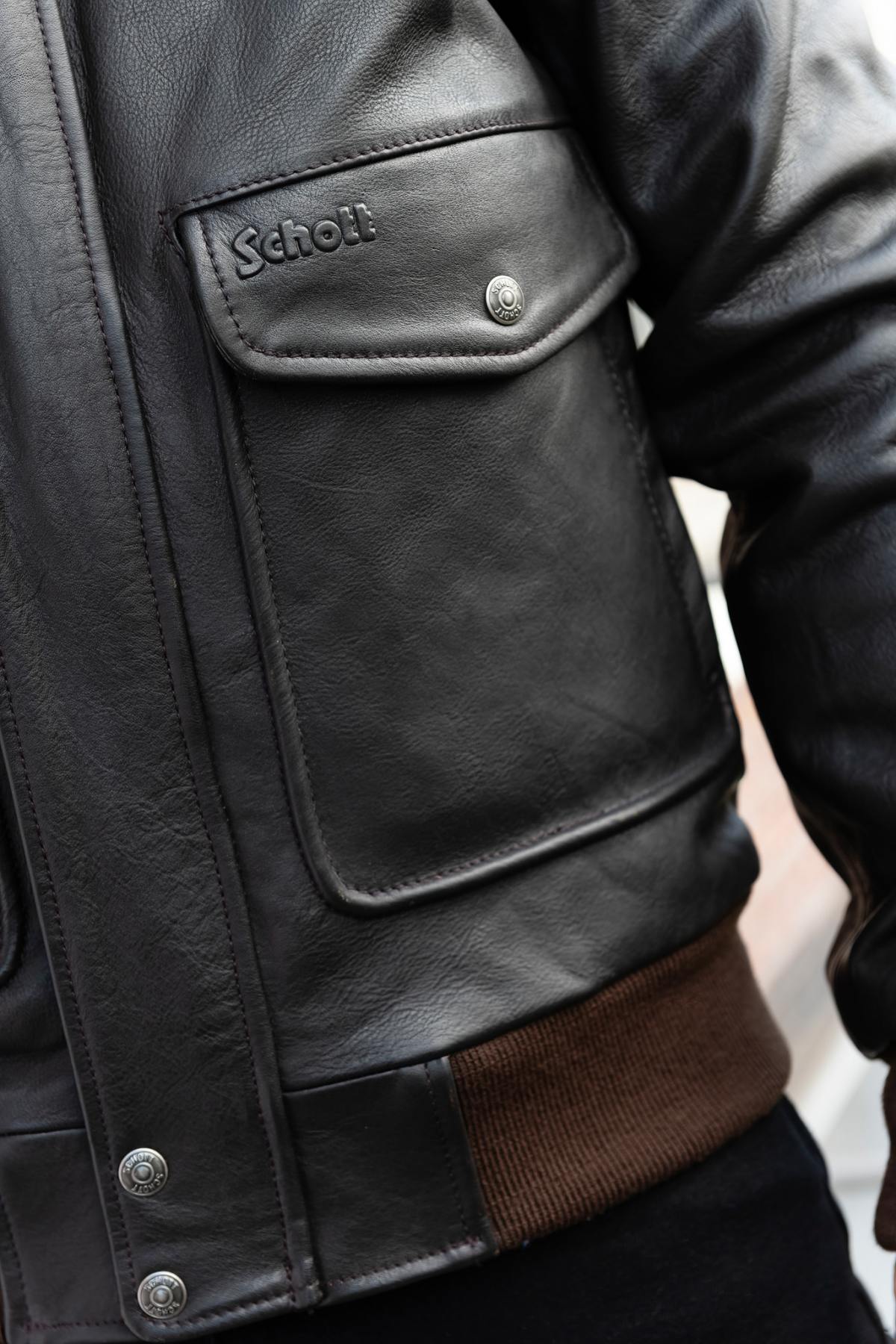 Schott's cowhide A-2 jacket. Fur collar, ribbed waist, vintage patina. - Image n°5
