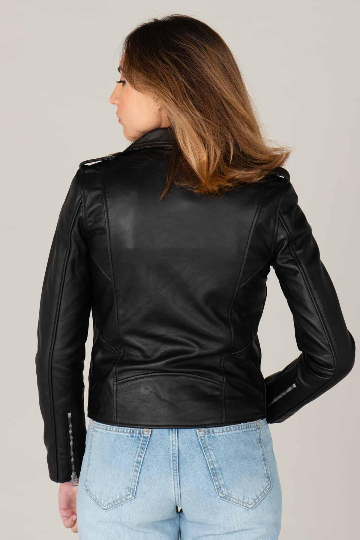 Schott's LCW1601D: a lambskin Perfecto with rock edge and sleek cut. - Image n°4