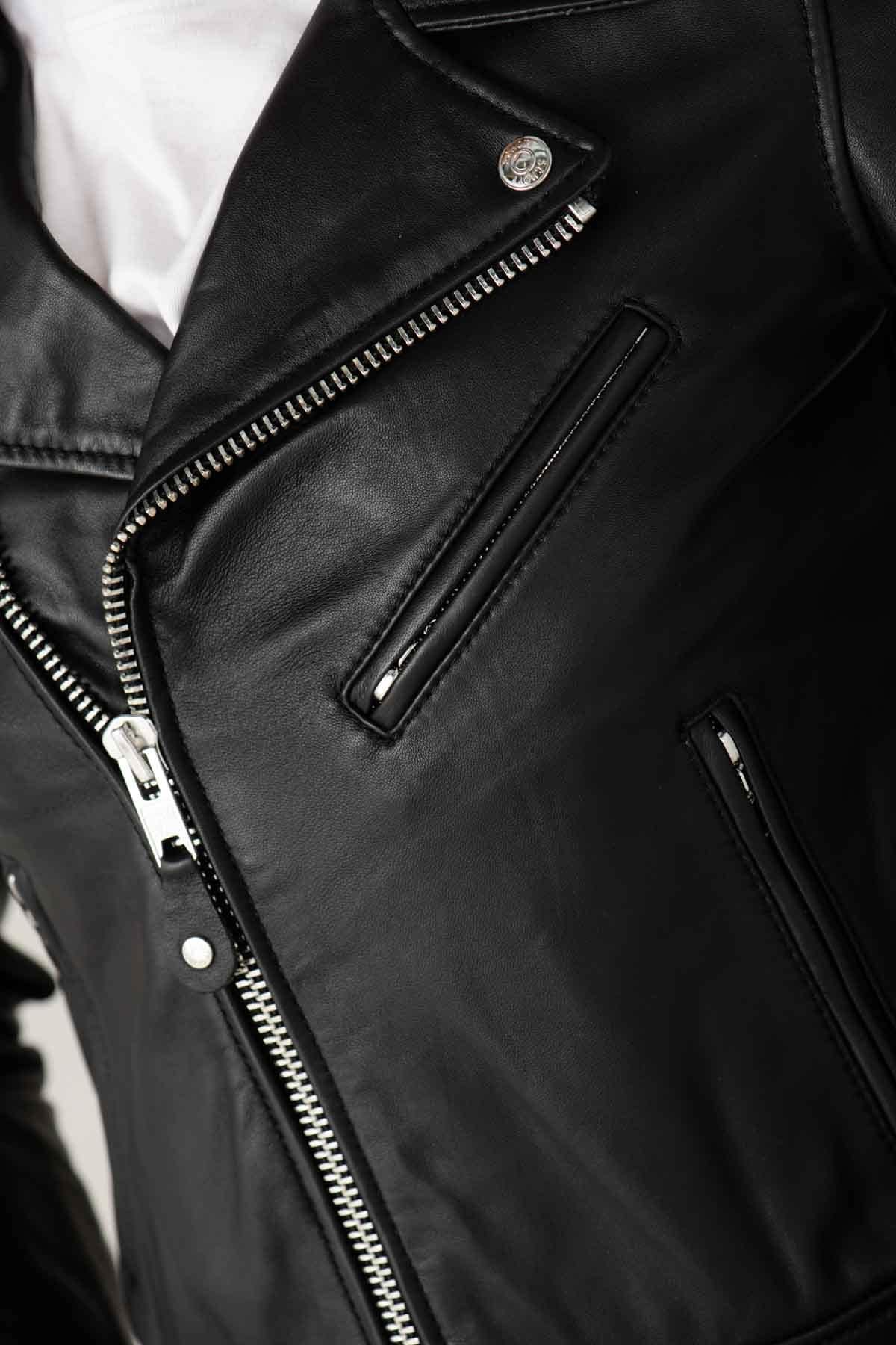 Schott's LCW1601D: a lambskin Perfecto with rock edge and sleek cut. - Image n°6