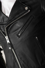 Schott's LCW1601D: a lambskin Perfecto with rock edge and sleek cut. - Image n°6