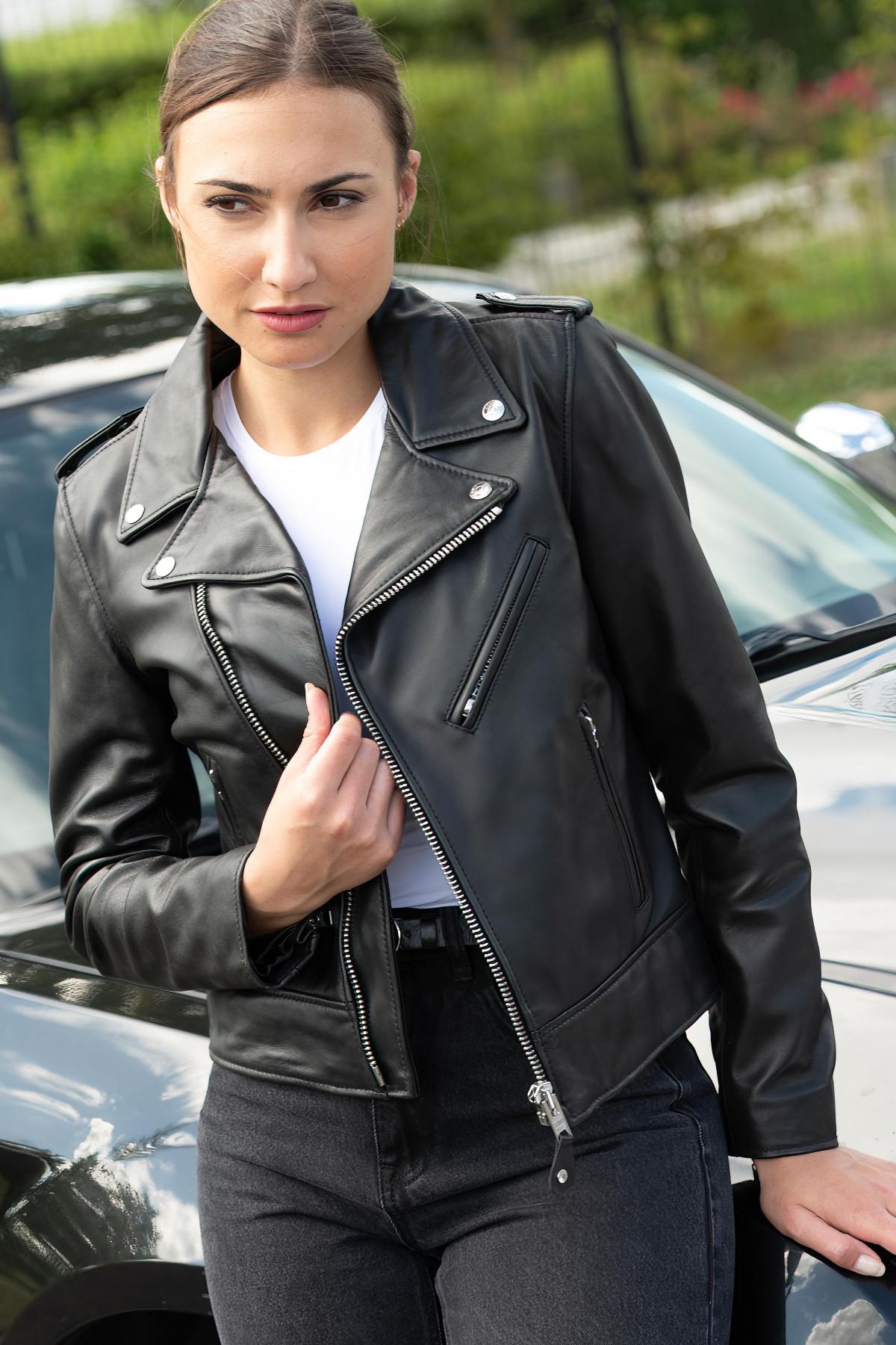 Schott's LCW1601D: a lambskin Perfecto with rock edge and sleek cut. - Image n°1