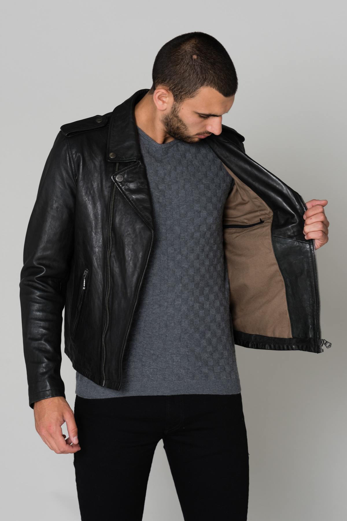 Thick washed lambskin leather, slimfit black biker jacket. - Image n°4