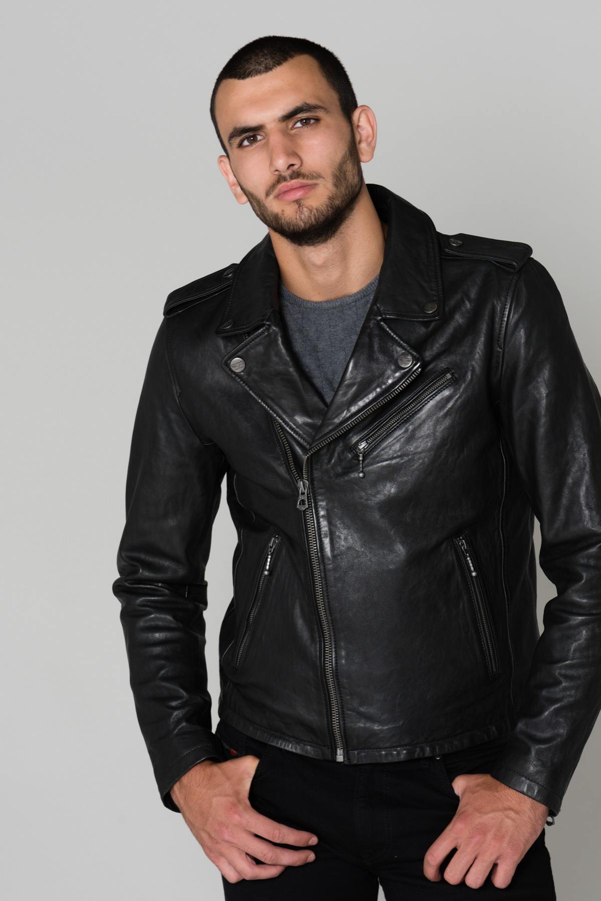 Thick washed lambskin leather, slimfit black biker jacket. - Image n°5