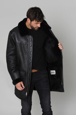 Schott's sheepskin coat: aviator warmth and elegance in one. - Image n°7