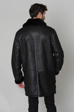 Schott's sheepskin coat: aviator warmth and elegance in one. - Image n°5