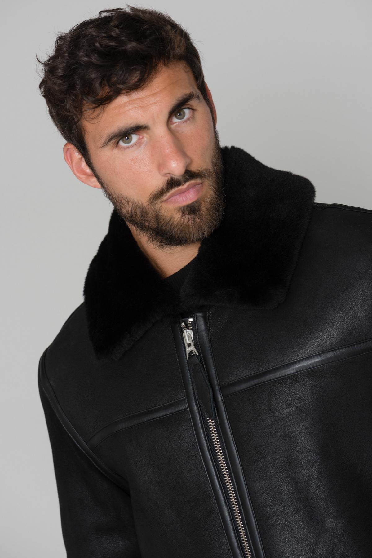 Schott's sheepskin coat: aviator warmth and elegance in one. - Image n°8