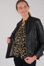Black sheep leather jacket with café racer edge and motard collar. - Image n°4