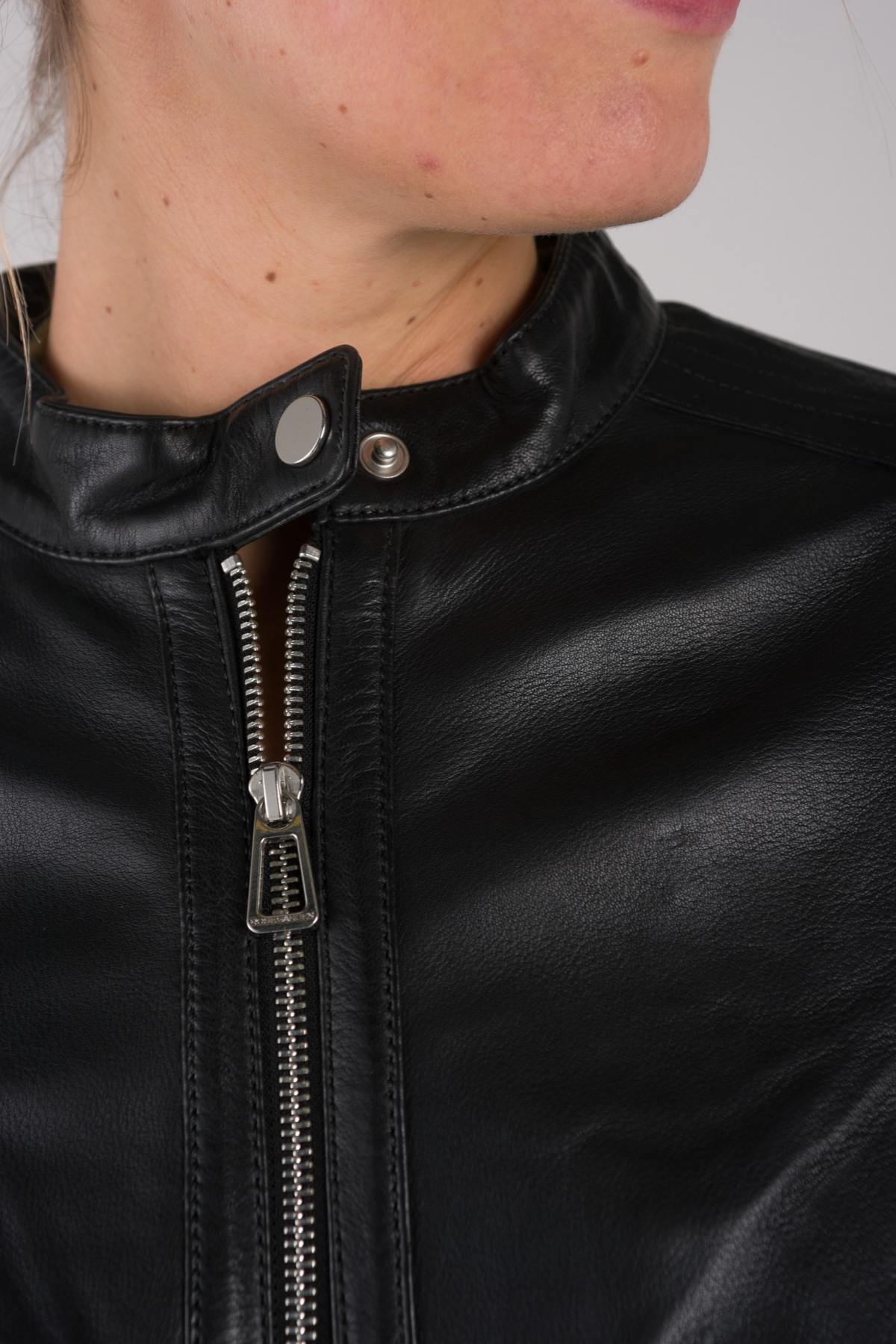 Black sheep leather jacket with café racer edge and motard collar. - Image n°6