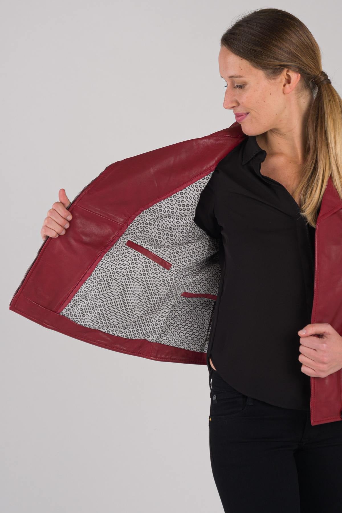 Bold red chilli lambskin, patinated and curve fit for a modern look. - Image n°5
