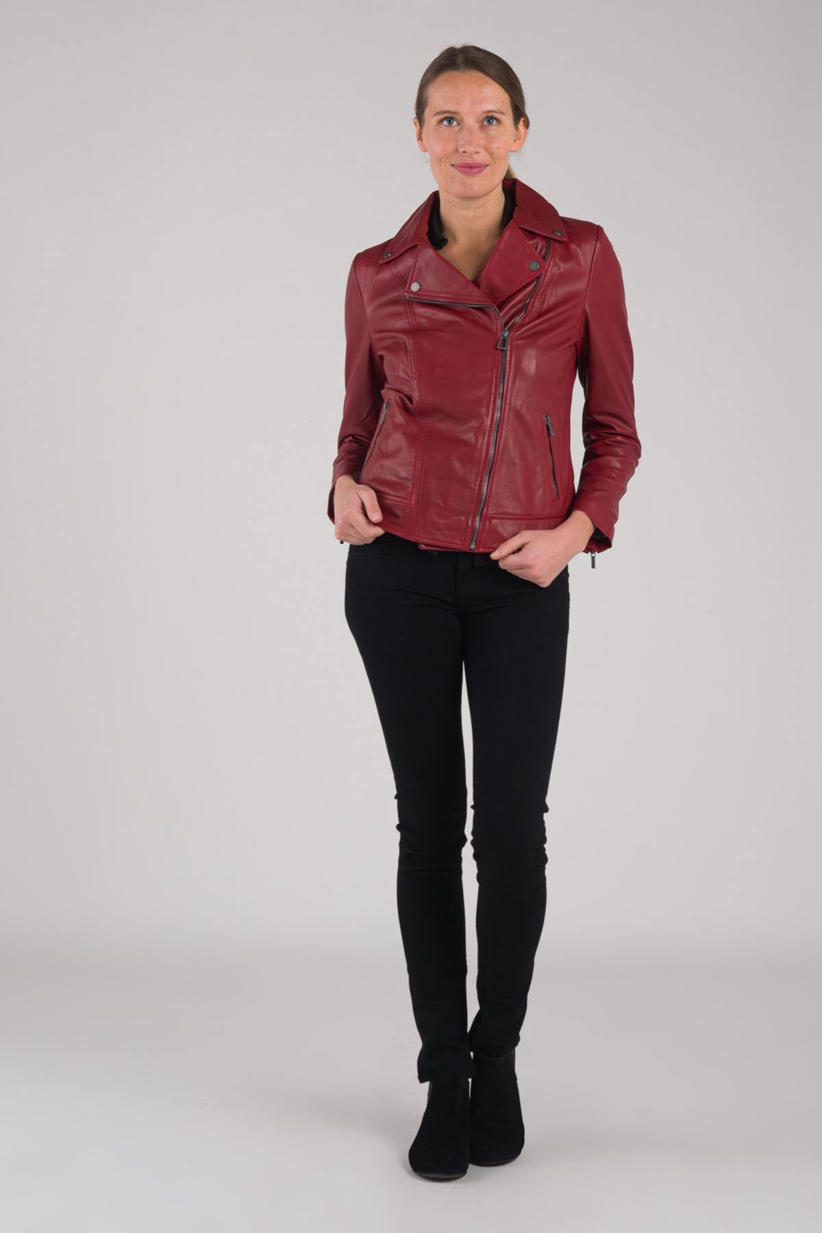 Bold red chilli lambskin, patinated and curve fit for a modern look. - Image n°2