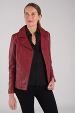 Bold red chilli lambskin, patinated and curve fit for a modern look. - Image n°3