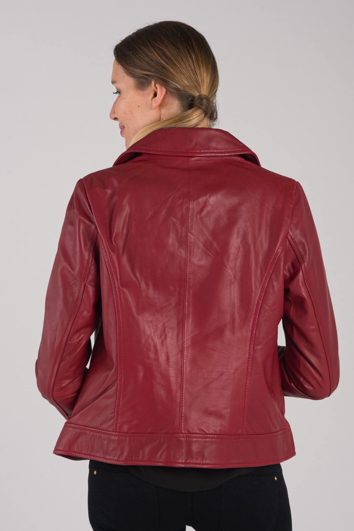 Bold red chilli lambskin, patinated and curve fit for a modern look. - Image n°4