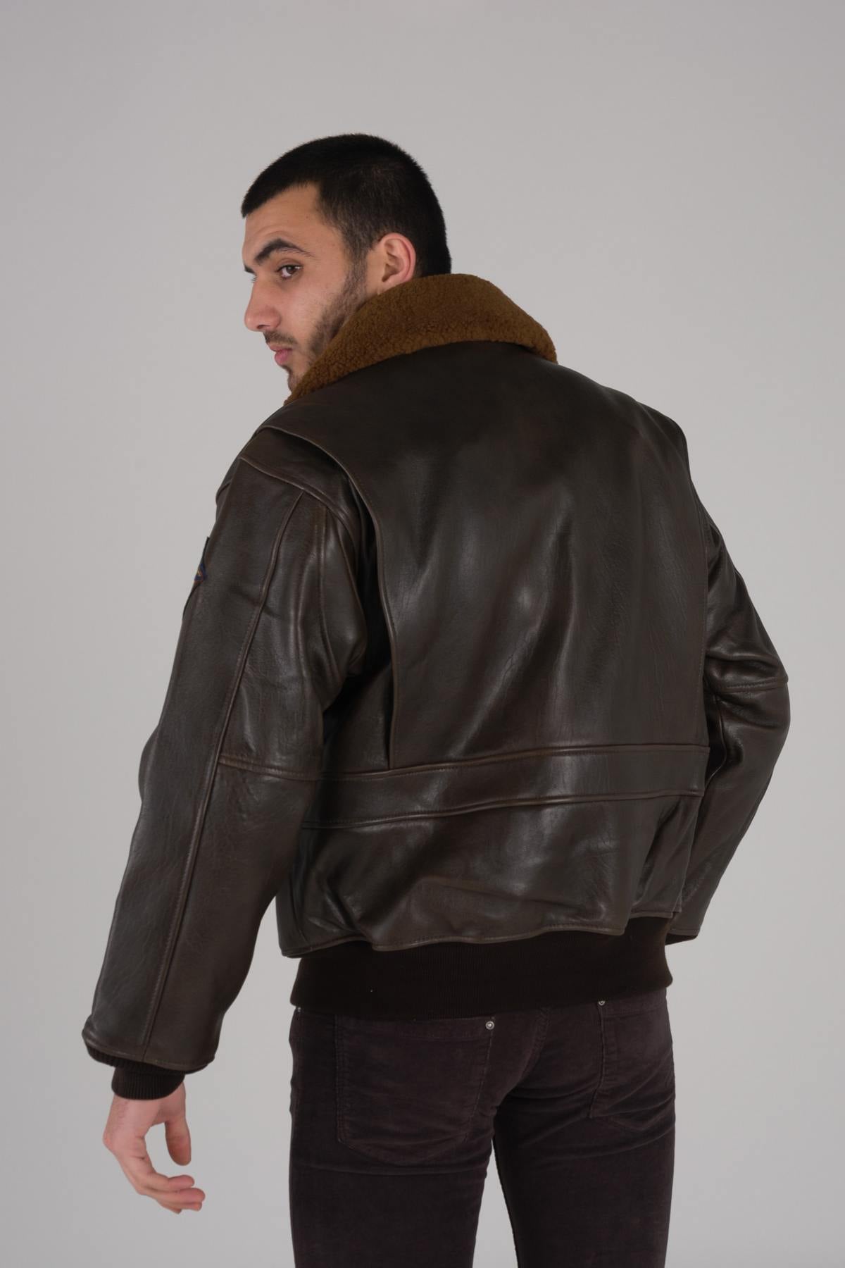 Schott's aviator-inspired lambskin bomber with detachable shearling collar.Warm, aged finish for timeless style. - Image n°4