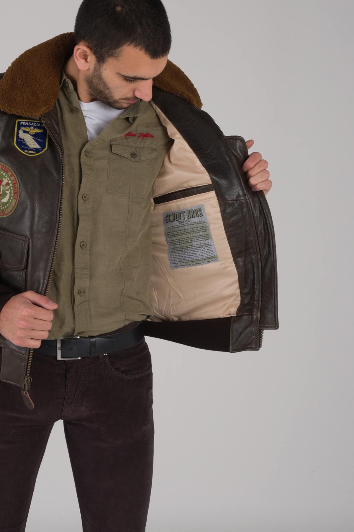 Schott's aviator-inspired lambskin bomber with detachable shearling collar.Warm, aged finish for timeless style. - Image n°5