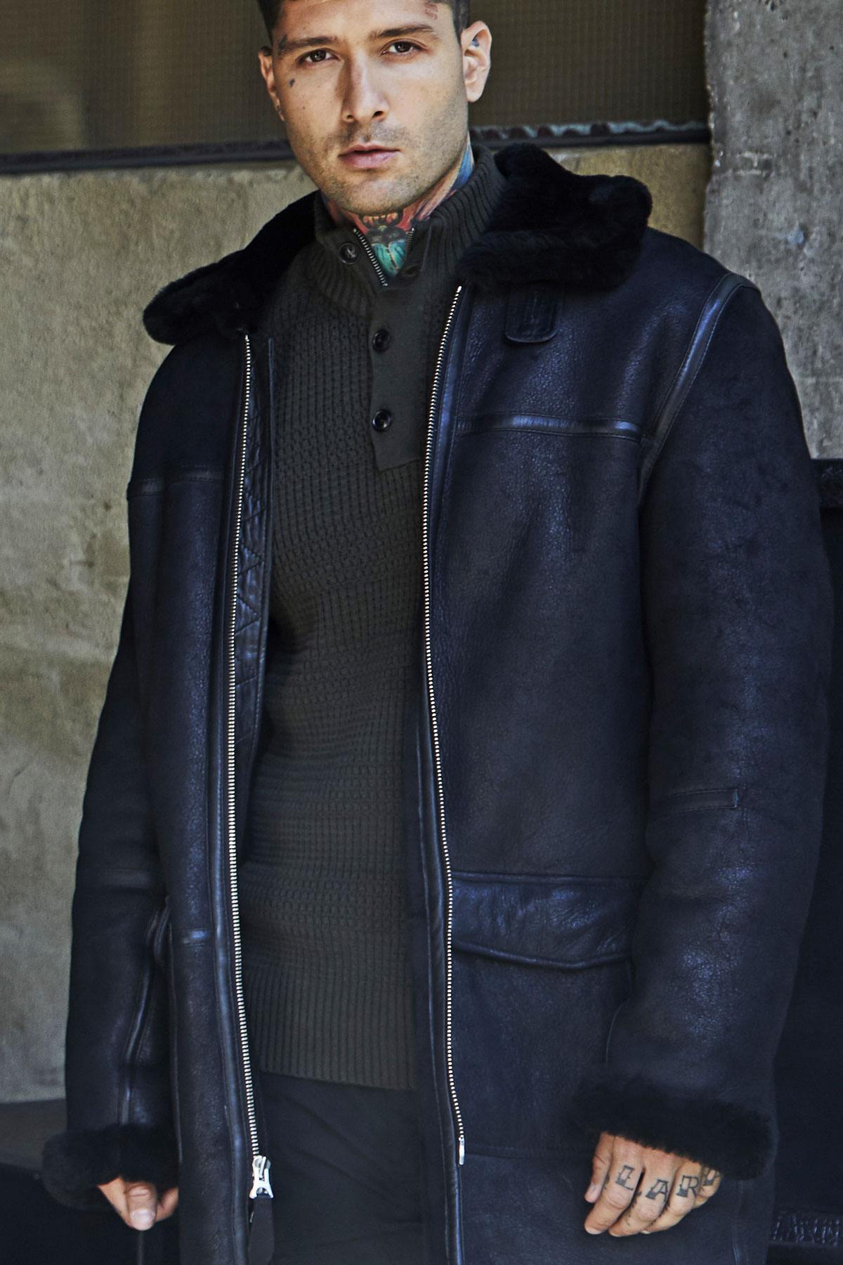Schott's sheepskin coat: aviator warmth and elegance in one. - Image n°9