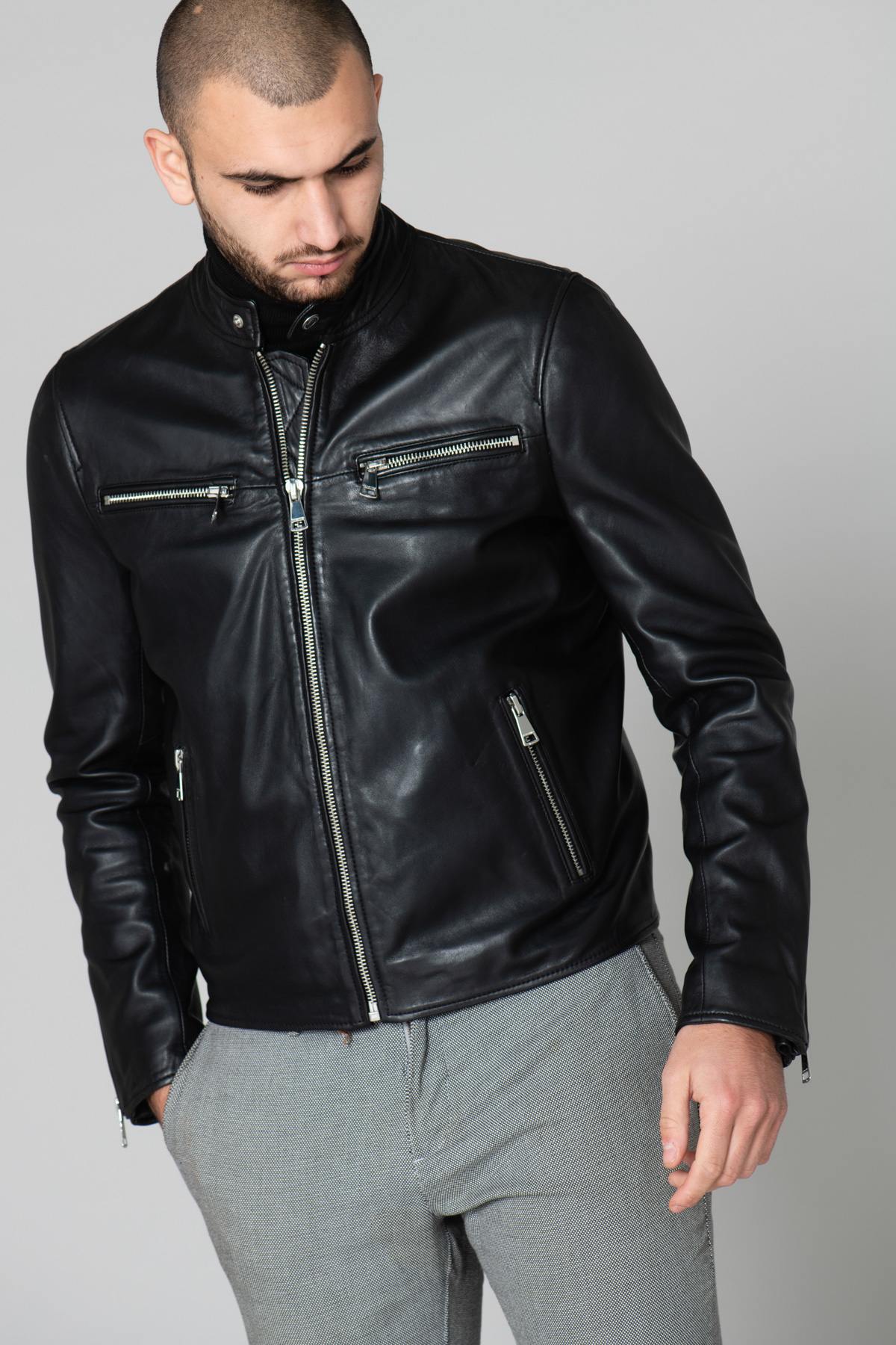 Slim black lambskin jacket with zippered cuffs and burgundy lining. - Image n°7