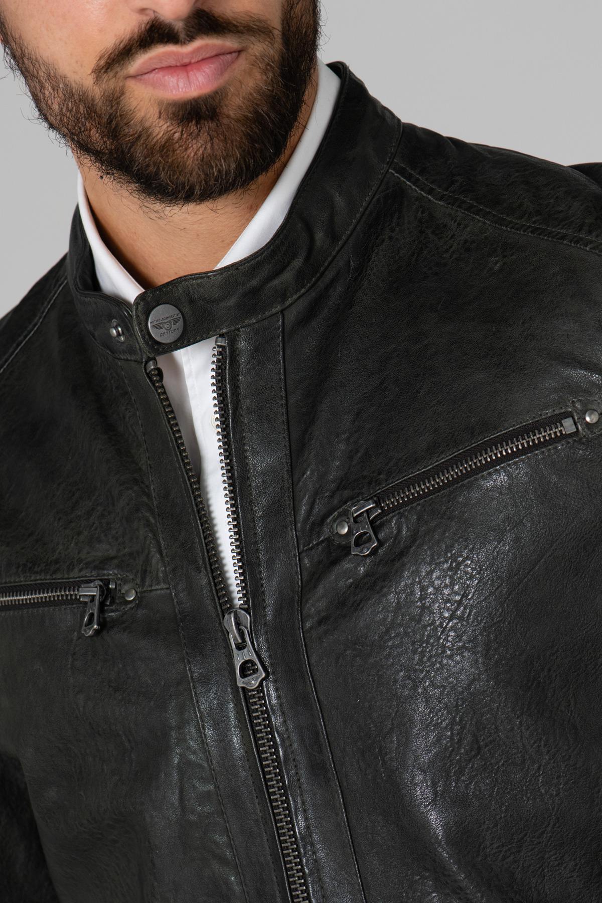Daytona's Gafino in dark olive sheepskin. Fine-grained leather. - Image n°7