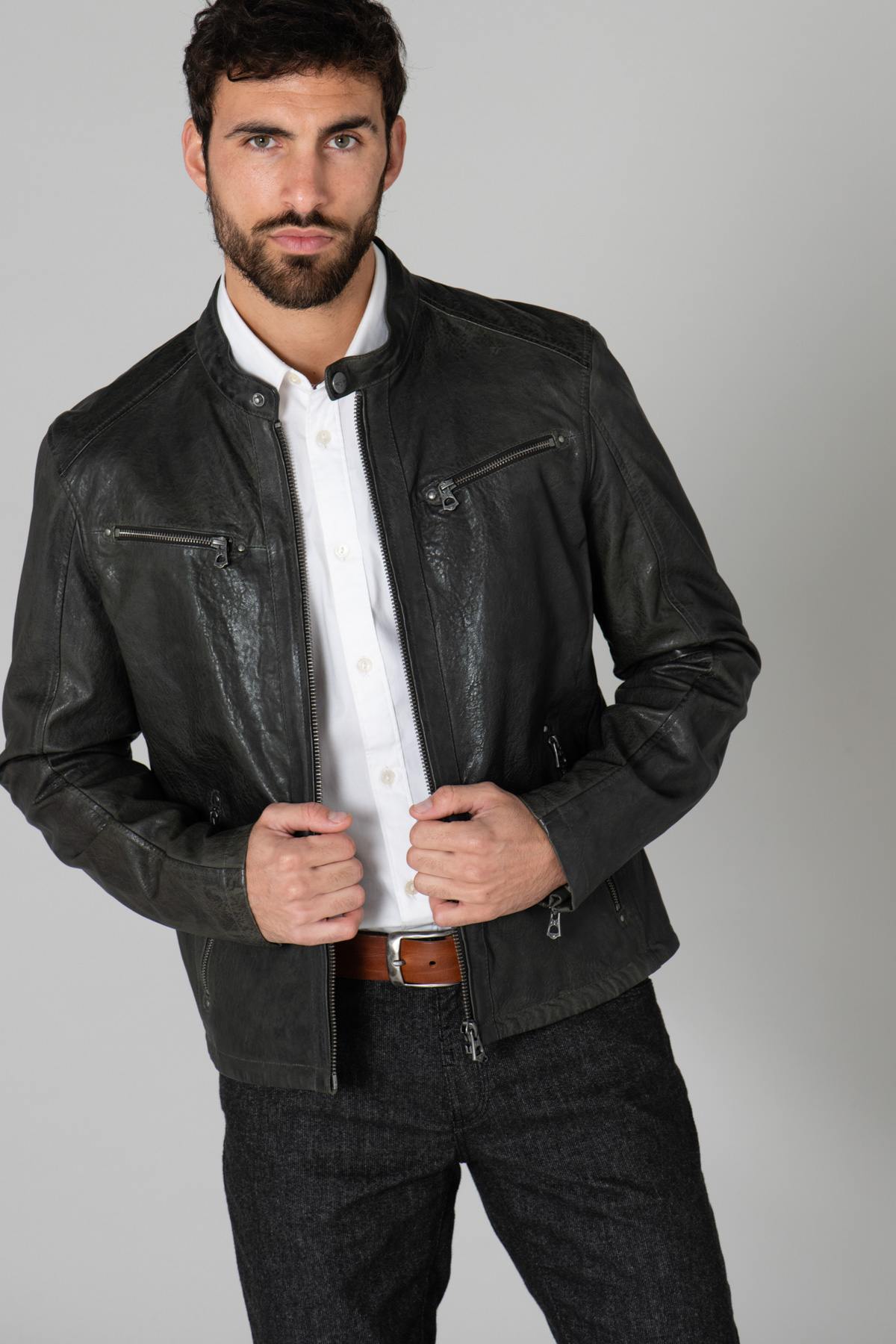 Daytona's Gafino in dark olive sheepskin. Fine-grained leather. - Image n°1