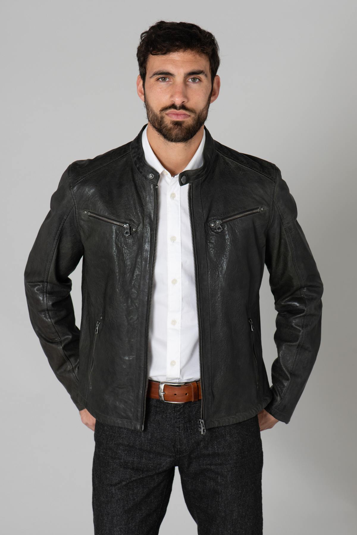 Daytona's Gafino in dark olive sheepskin. Fine-grained leather. - Image n°4