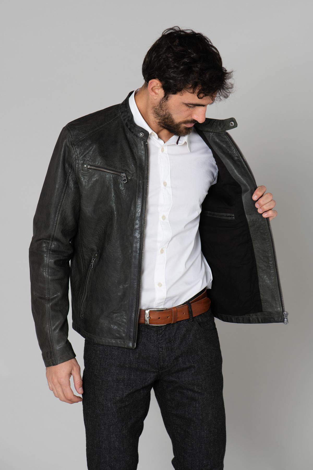 Daytona's Gafino in dark olive sheepskin. Fine-grained leather. - Image n°5