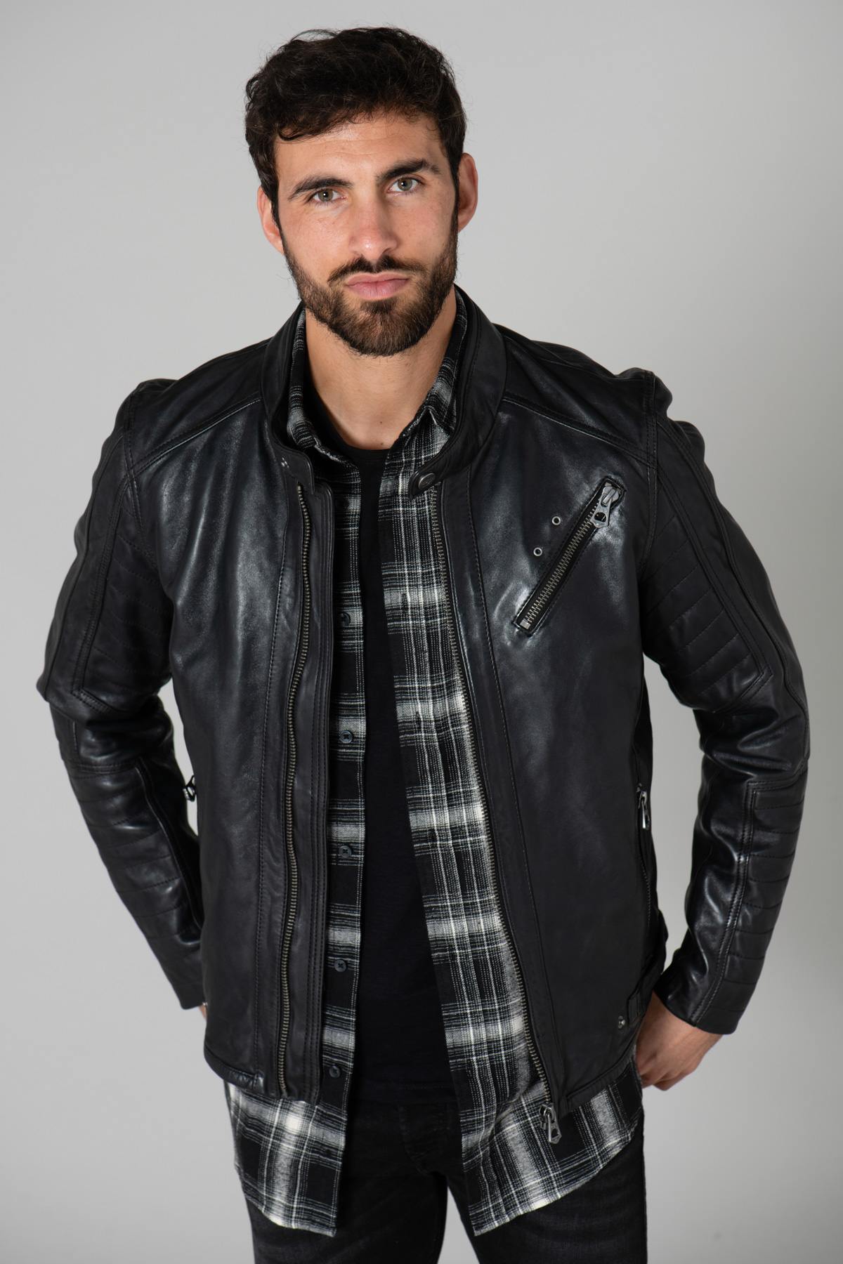 Daytona's glossy black sheep leather jacket with biker collar. - Image n°3