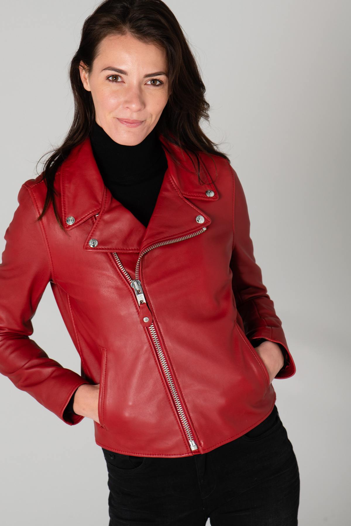 Vibrant red lambskin Perfecto by Schott, slim-fit for seasonal edge. - Image n°9