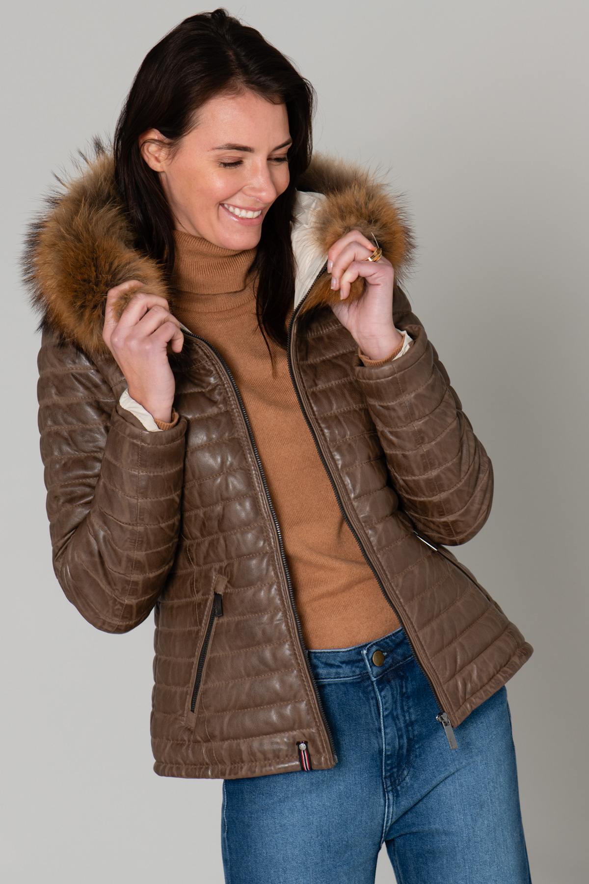 Slim-fit sheepskin jacket in light tan with aged quilted detailing. - Image n°6