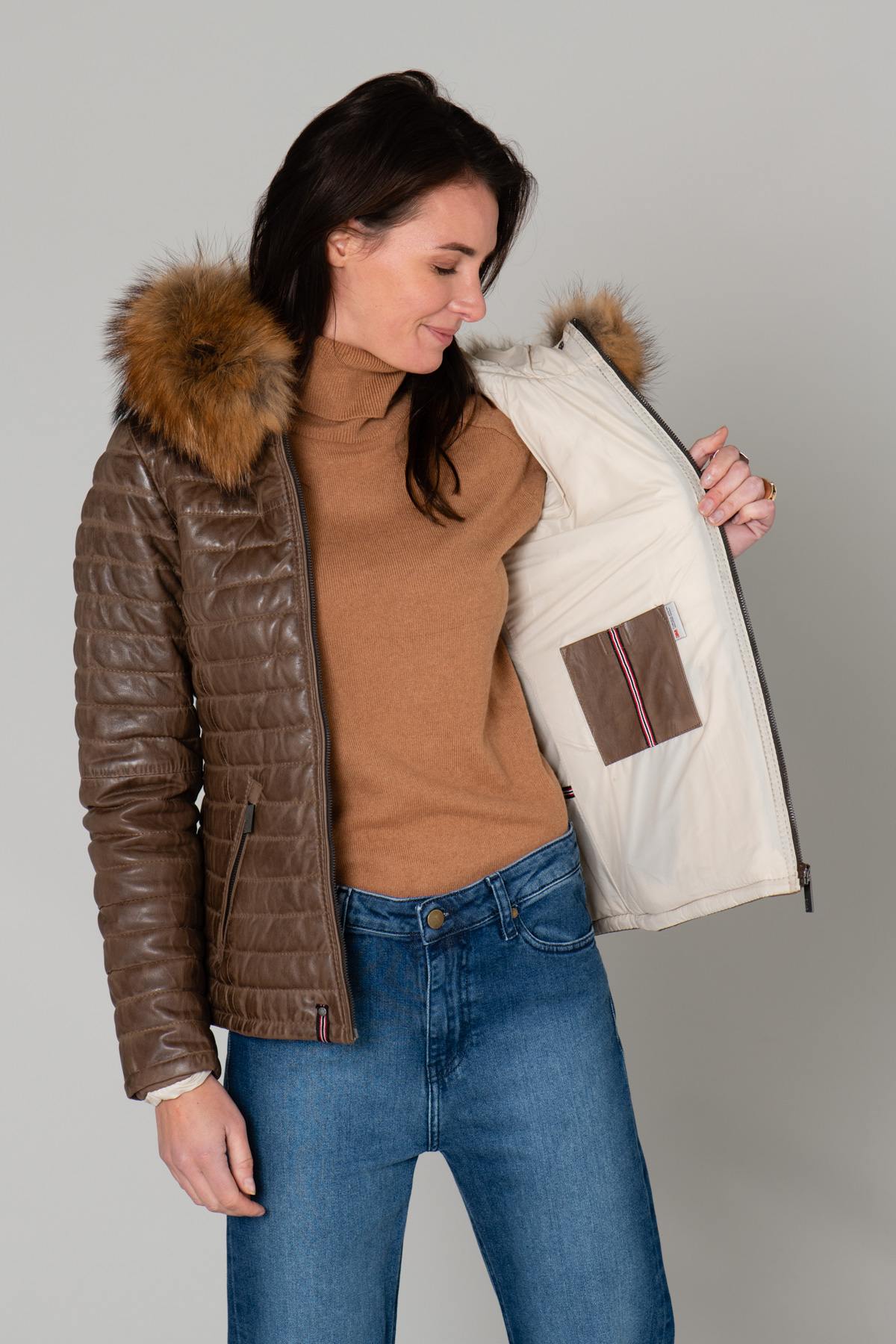 Slim-fit sheepskin jacket in light tan with aged quilted detailing. - Image n°4