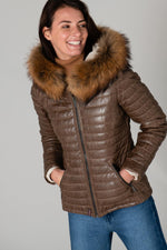 Slim-fit sheepskin jacket in light tan with aged quilted detailing. - Image n°1