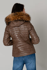 Slim-fit sheepskin jacket in light tan with aged quilted detailing. - Image n°5