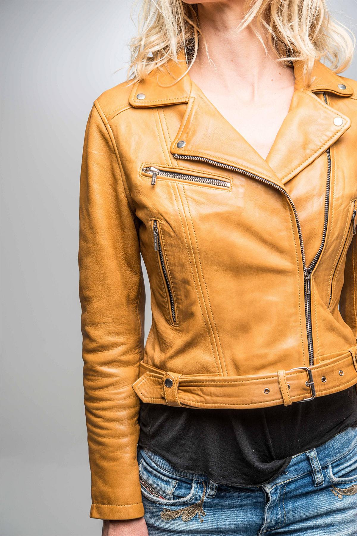 Lambskin in spicy mustard. Slimfit cut, zippered details and metallic belt. - Image n°6