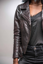 Slim lambskin biker jacket in deep burgundy with distressed detailing. - Image n°6