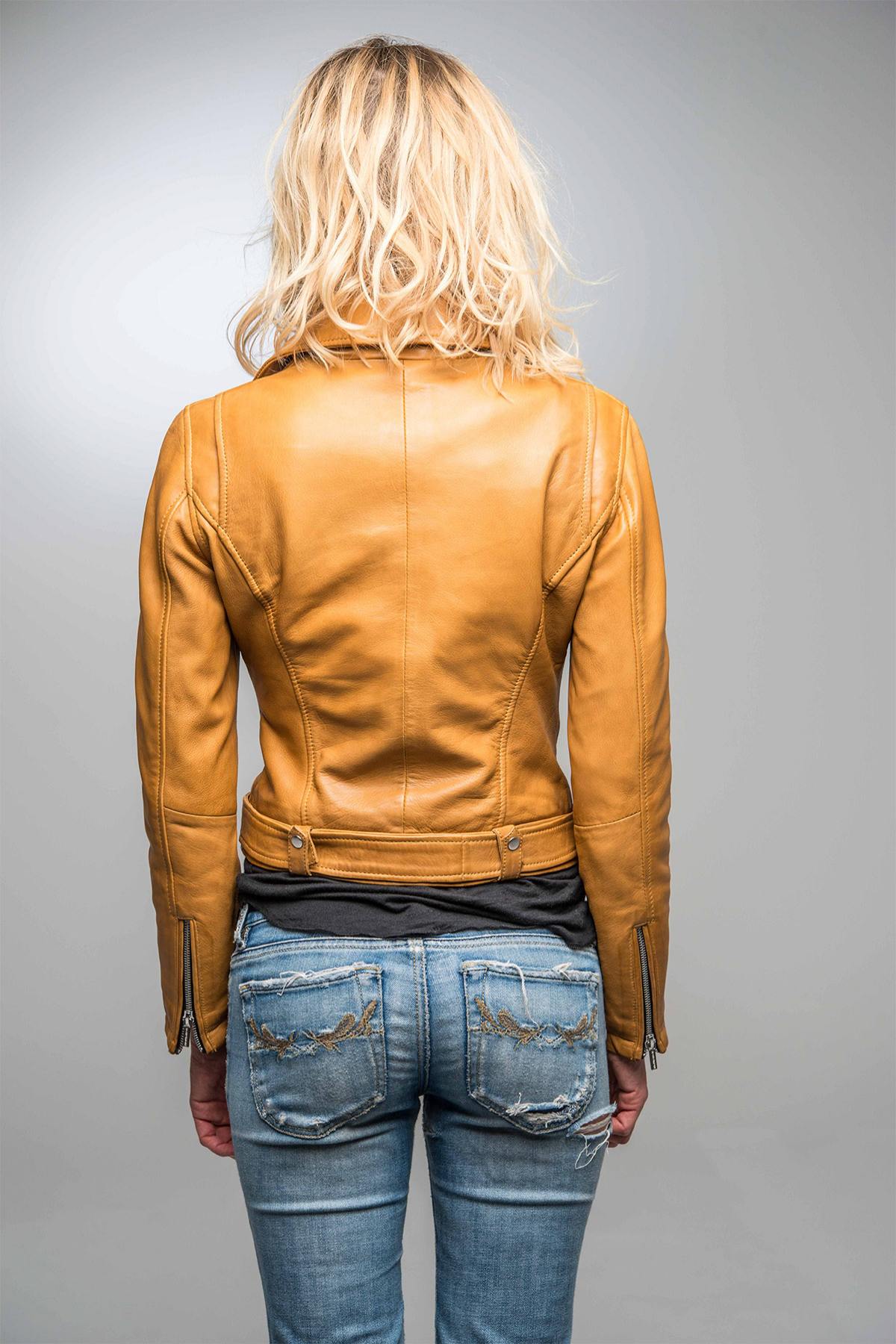 Lambskin in spicy mustard. Slimfit cut, zippered details and metallic belt. - Image n°8