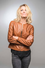 Sleek cognac lambskin, crinkled. Slim fit, full zip-timeless edge. - Image n°1