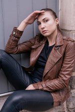 Mid-brown sheepskin biker jacket with vintage patina and adjustable straps. - Image n°2