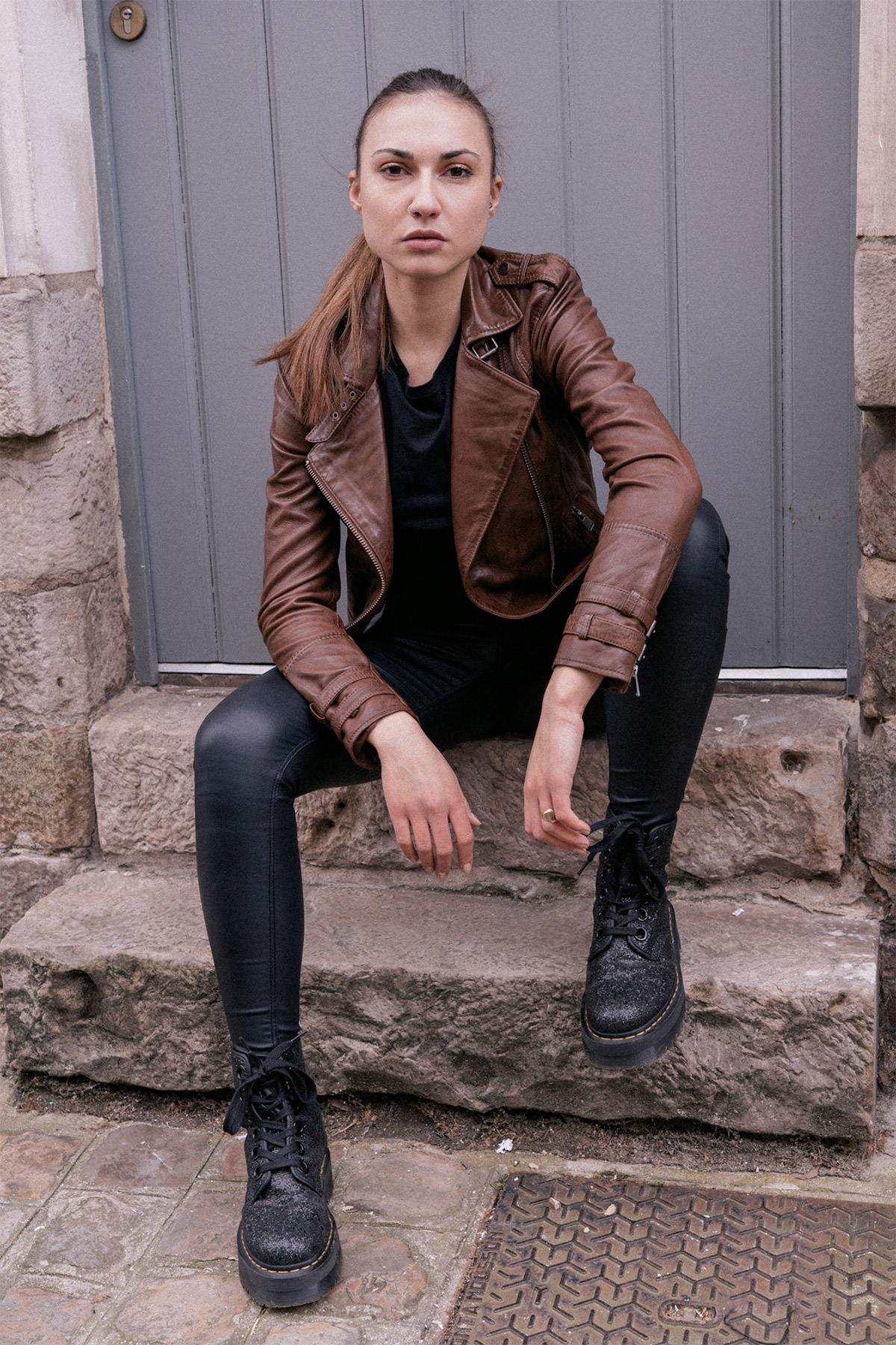 Mid-brown sheepskin biker jacket with vintage patina and adjustable straps. - Image n°5