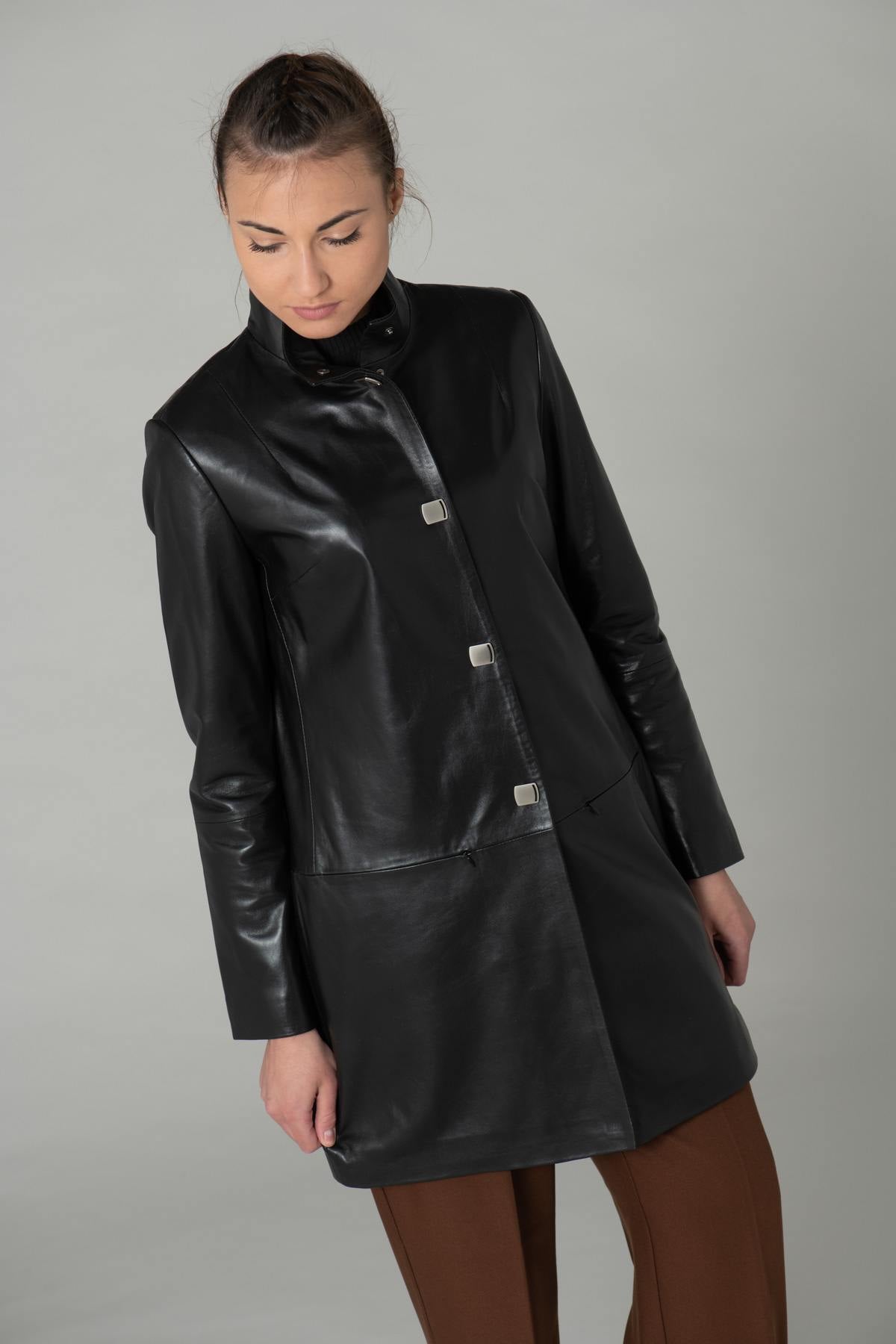 A sheep leather blazer, modern and chic, for timeless yet bold style. - Image n°6