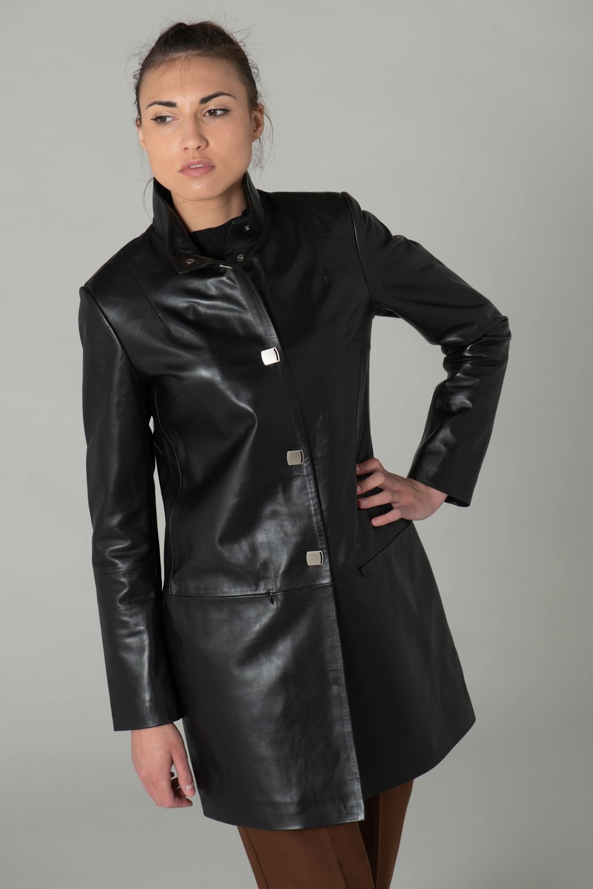 A sheep leather blazer, modern and chic, for timeless yet bold style. - Image n°5