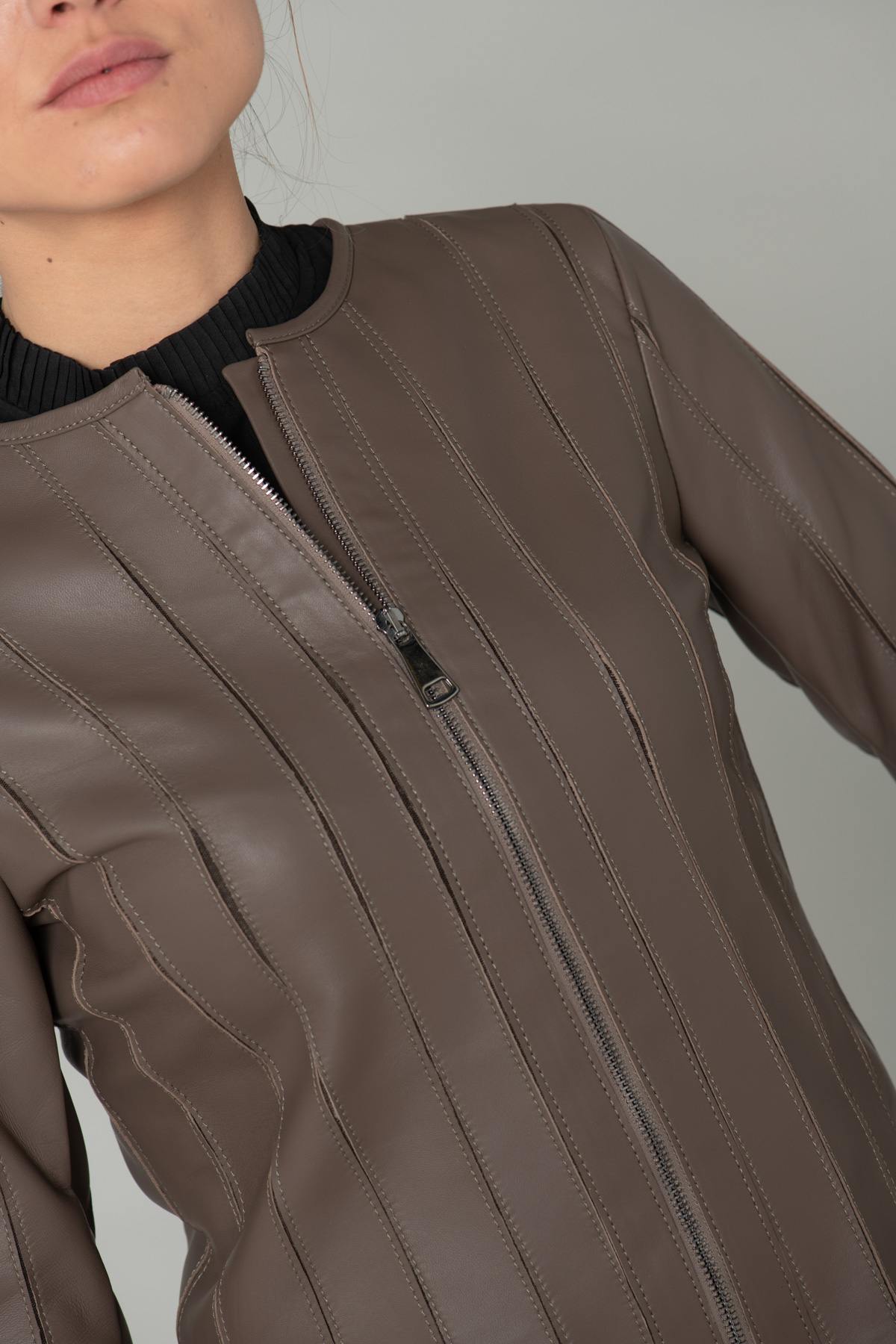 Slim taupe lambskin jacket with textured stitching for urban chic. - Image n°8