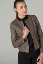 Slim taupe lambskin jacket with textured stitching for urban chic. - Image n°5