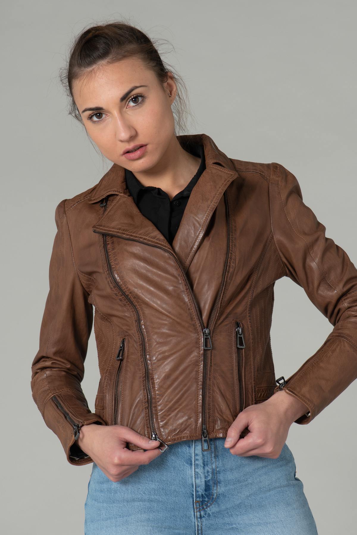 Rusty ruby lambskin biker jacket, slim and rock-chic for all seasons. - Image n°3