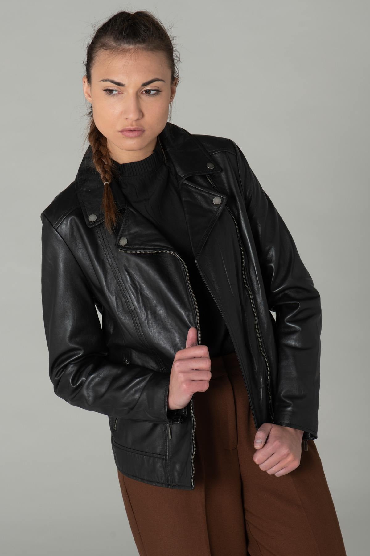 Curve-fit black sheep leather biker jacket with metallic zips. - Image n°3